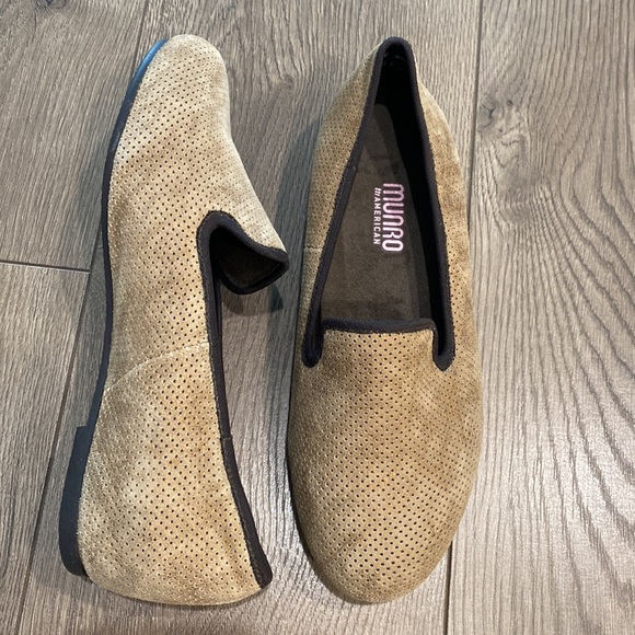NWOT Munro Jerrie Tan Suede Slip On Flats Size 7.5 WW‎ - Picture 1 of 11